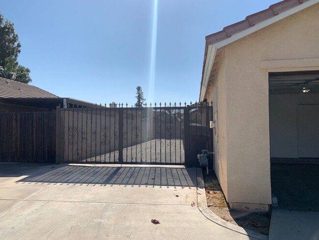 Building Photo - Beautiful home in SW Bakersfield W/Solar a...