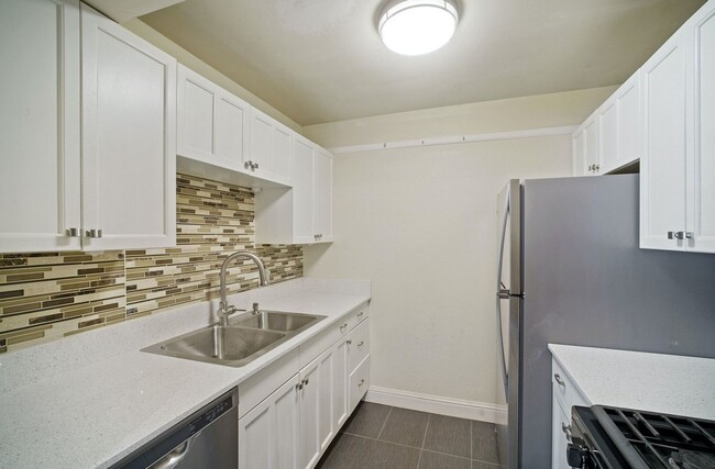Building Photo - 1160 S Foothill Dr