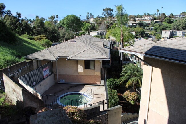 Building Photo - $2,900 - 2 Bed 2 Bath Condo in Oceanside Near Beach!