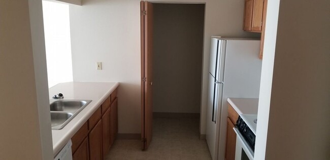 Building Photo - Park Manor 205