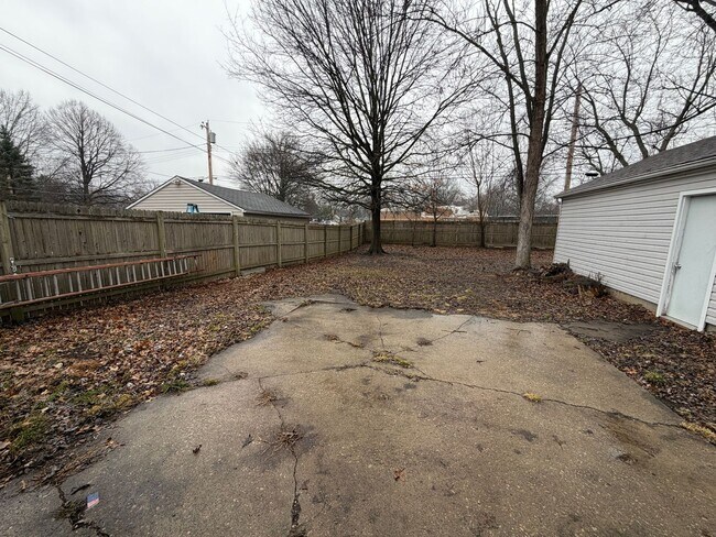 Building Photo - Charming 3-Bedroom Home in Cuyahoga Falls with Flexible Living Space & Fenced Yard!