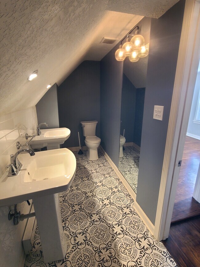 Building Photo - 5830 Paseo Blvd