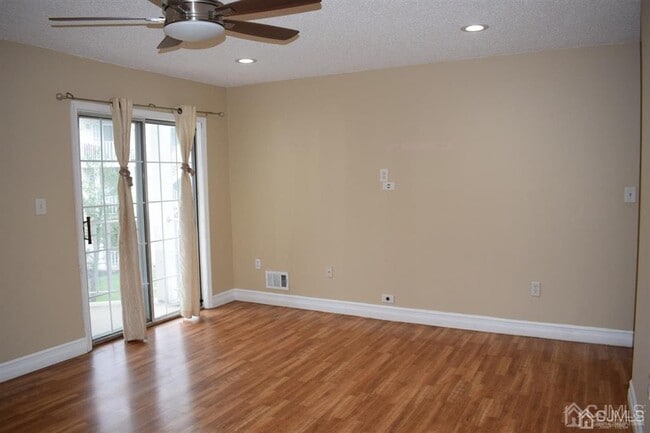 Building Photo - 61 Brighton Way