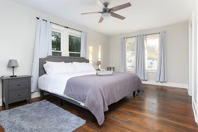 Building Photo - 1532 W Huisache Ave