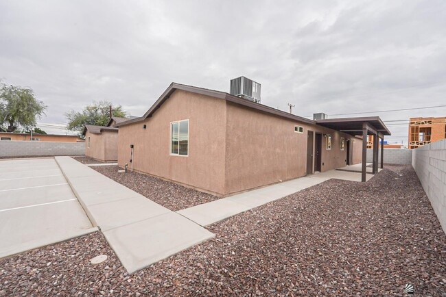 Building Photo - 1921 S Walnut Ave