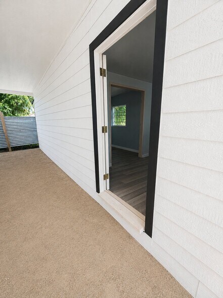Building Photo - 824 Karnes St