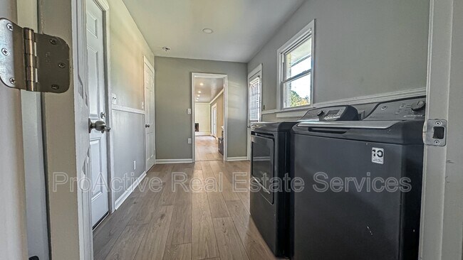Building Photo - 5100 Shenstone Dr