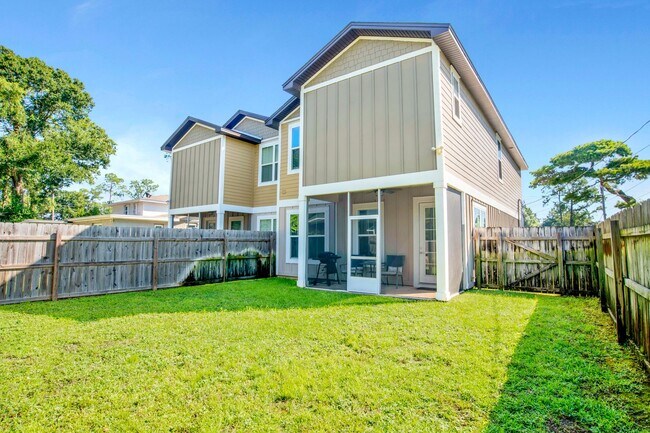 Building Photo - 3 bed East Hill Townhome