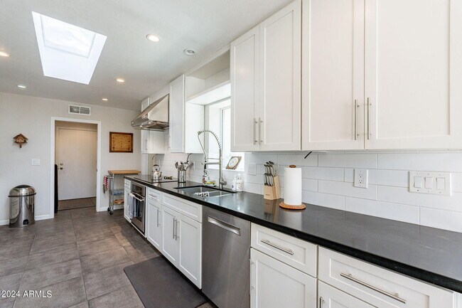 Building Photo - 8257 E Del Cadena Dr