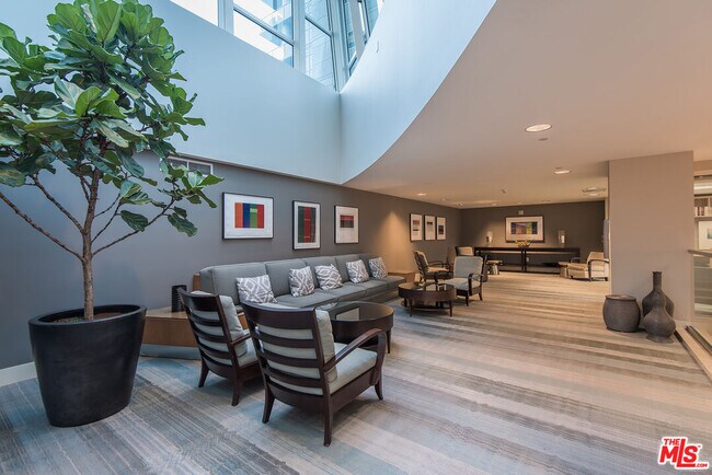 Building Photo - 13600 Marina Pointe Dr