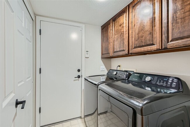 Building Photo - Evolve Real Estate: Amazing 4 Bdr/4 Bath +...
