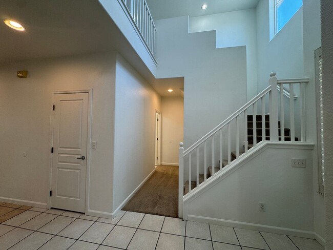 Building Photo - 5781 E Kaviland Ave
