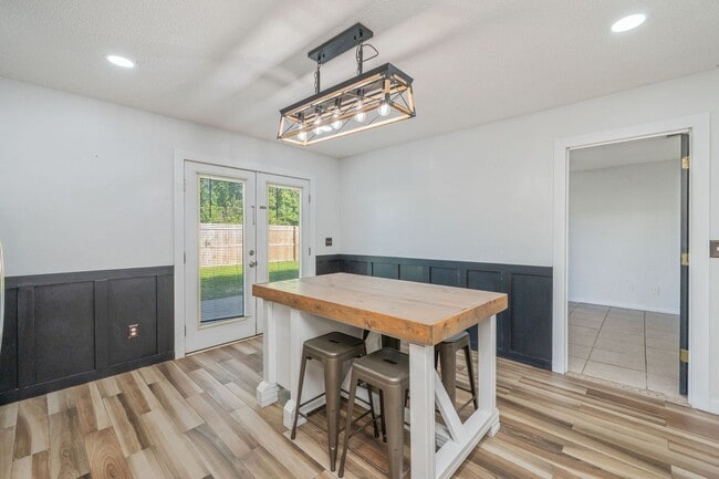 Building Photo - North Crestview Home!
