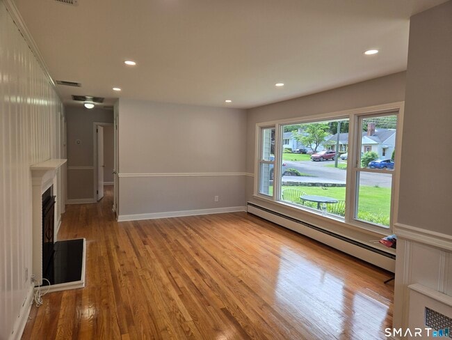 Building Photo - 73 Crestwood Dr
