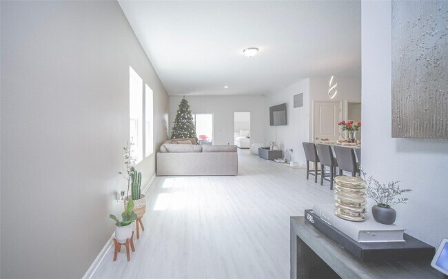 Building Photo - 825 Orchid Grove Blvd