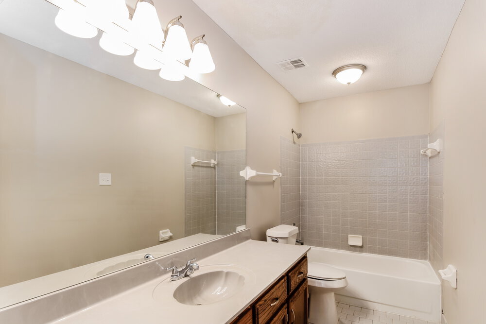 Building Photo - 8650 Oak Trail Ln