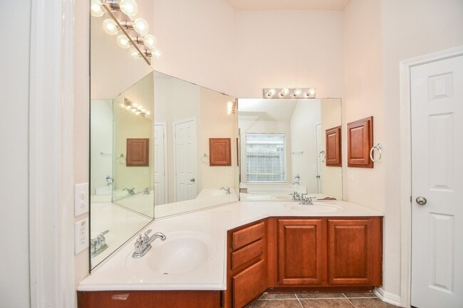 Building Photo - 9004 Sunrise Trail