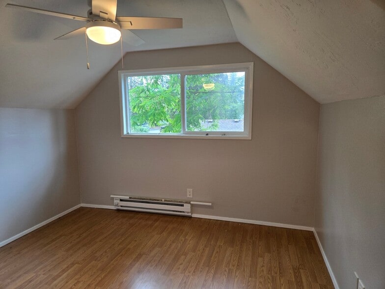 Building Photo - 806 NE 123rd Ave