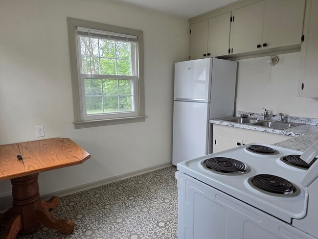 Building Photo - 2 bedroom 1 bath single family home