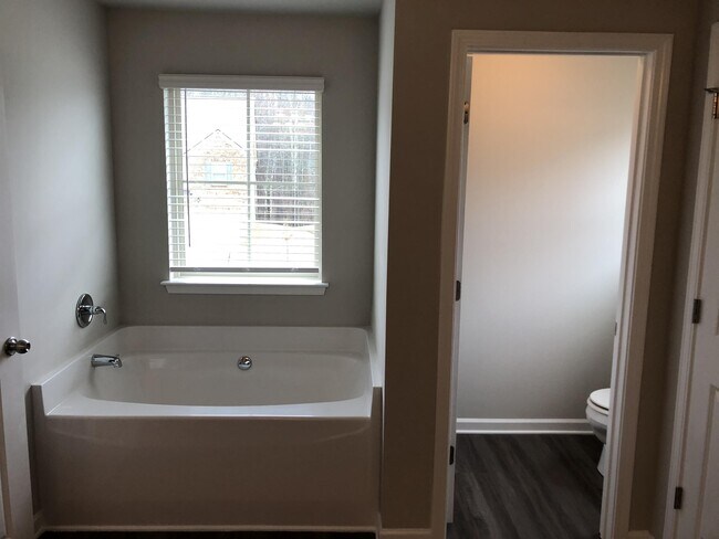 Building Photo - 309 Nutwood Trce