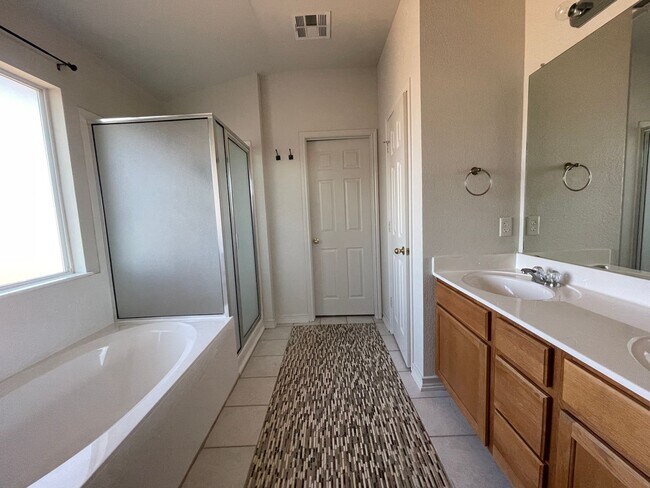 Building Photo - 4902 Golden Gate Dr