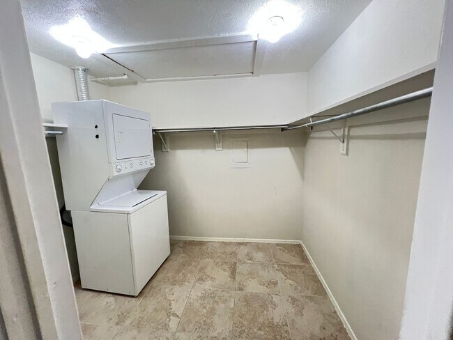 Building Photo - High Hollows