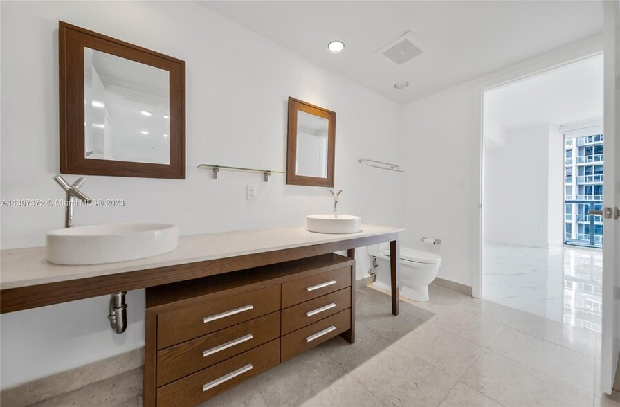 Building Photo - 475 Brickell Ave