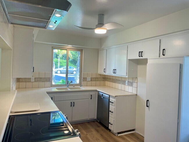 Building Photo - Upper East/Mission Area 3 Bedroom Home - Available Mid-August