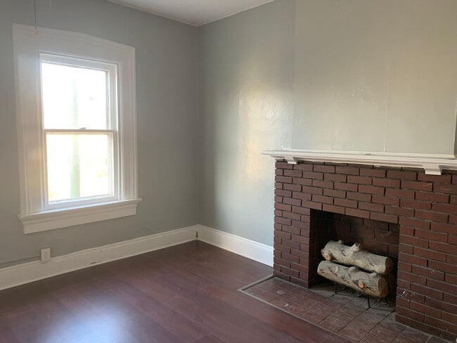 Building Photo - 2200 E 5th St