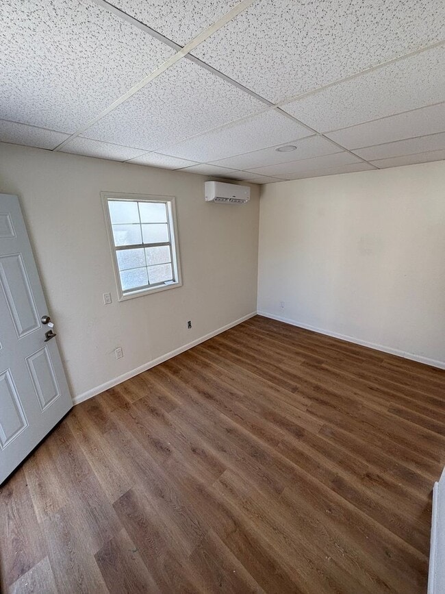 Building Photo - Country Aire