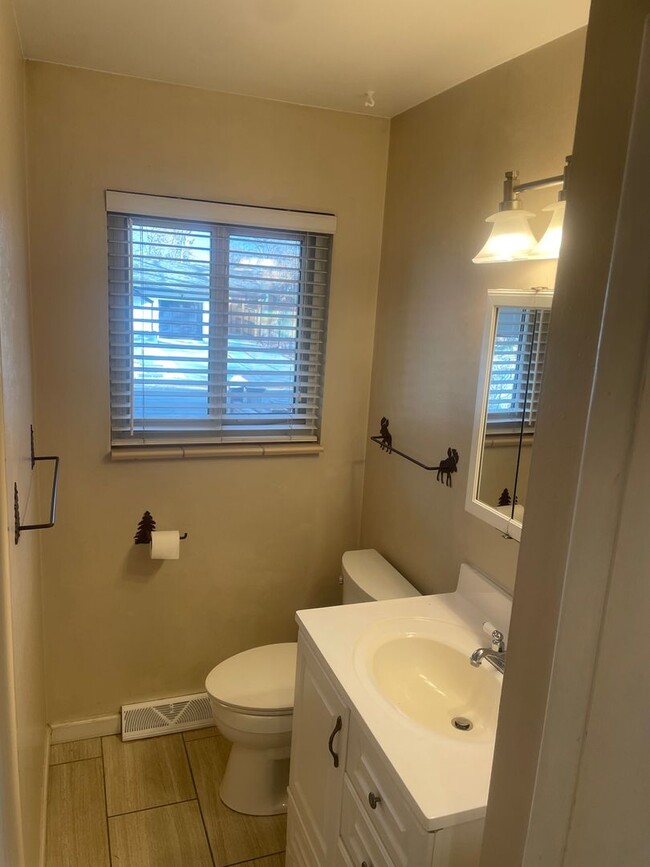 Building Photo - Charming clean and updated 3 bed w/ baseme...