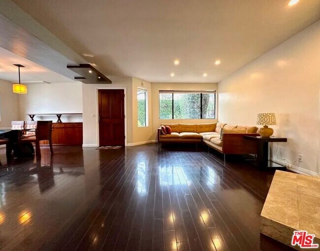 Building Photo - 805 N W Knoll Dr