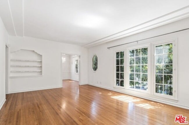 Building Photo - 361 1/2 S Doheny Dr