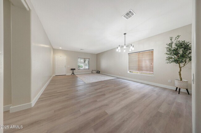 Building Photo - 9423 W Monte Vista Rd