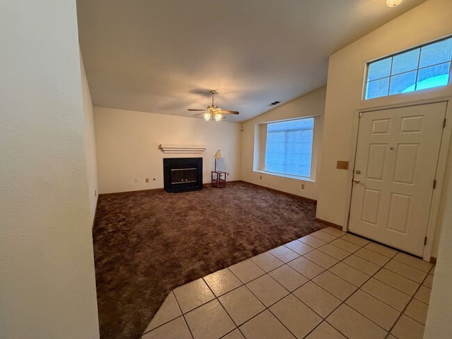 Building Photo - Nice home for rent in Hanford