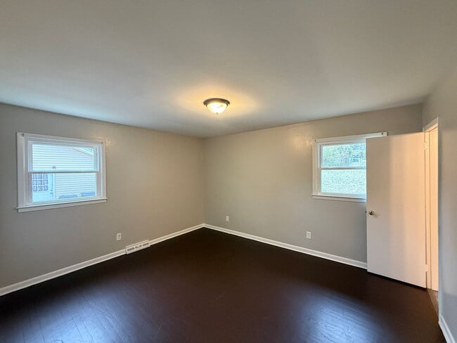 Building Photo - 213 Foxcroft Dr