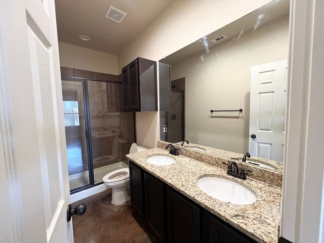 Building Photo - Luxury 3/2 duplex in NBTX