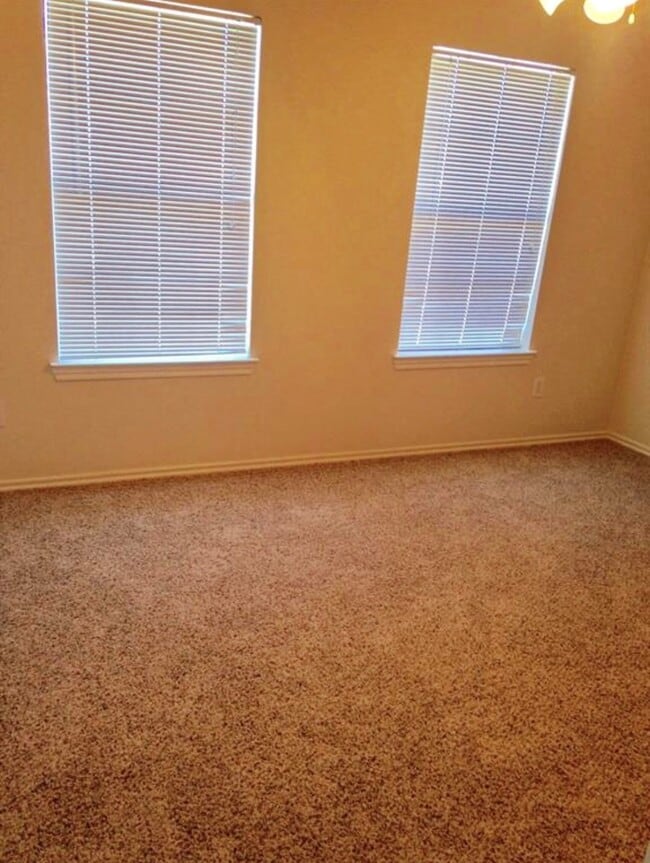 Building Photo - 2529 Artesia Dr