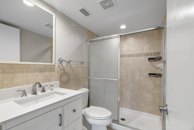 Building Photo - 1575 SW Silver Pine Way