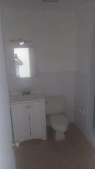 Building Photo - 904 E Lucas Ave