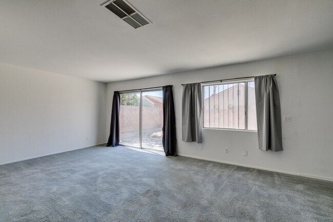 Building Photo - Double Primary Townhome with Spacious Backyard in 89115!