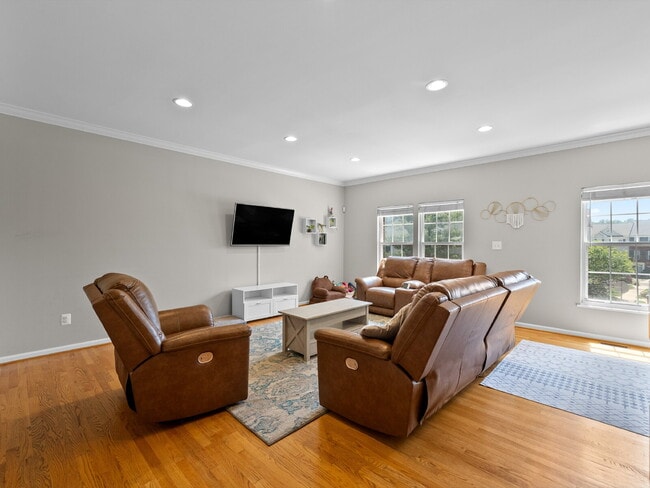 Building Photo - Elegant Colonial Townhome Living in Histor...
