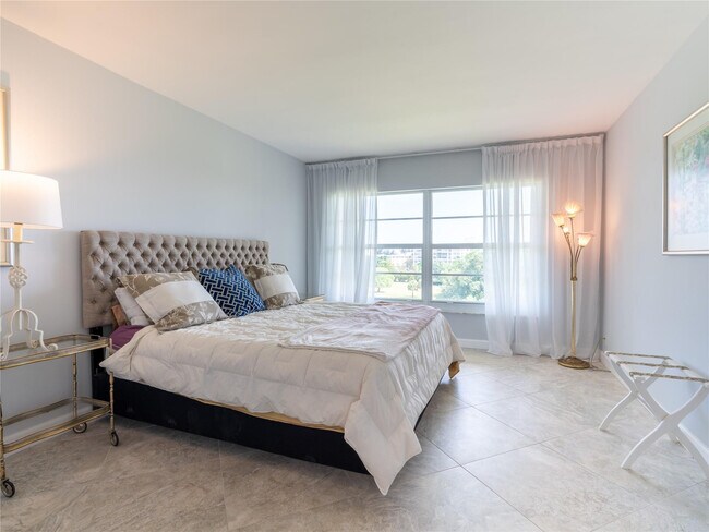 Building Photo - 2850 N Palm Aire Dr