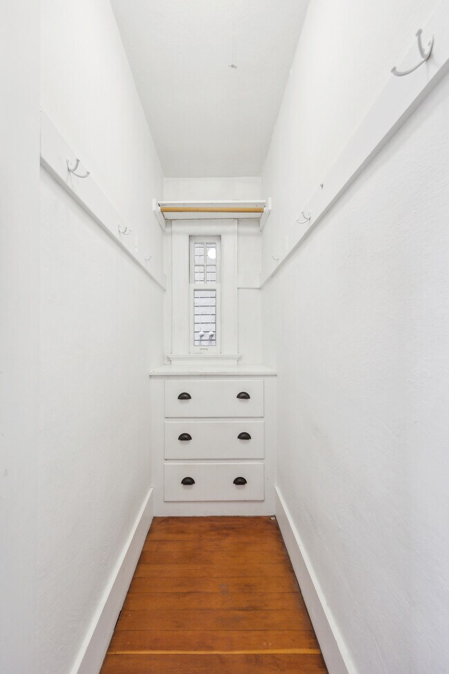 Building Photo - 118 NW King Ave