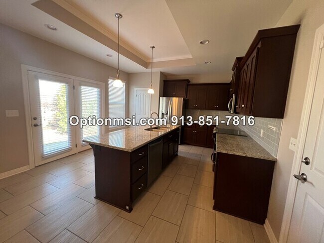 Building Photo - Blue Valley Townhome!