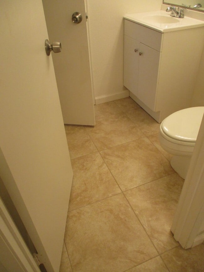 Building Photo - 2bd 1ba ground floor unit with 1 parking space