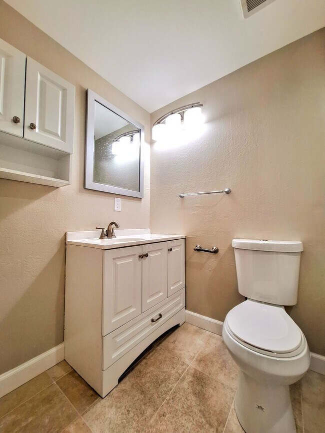 Building Photo - Beautiful & Spacious 3bd Townhouse w/Detached Garage