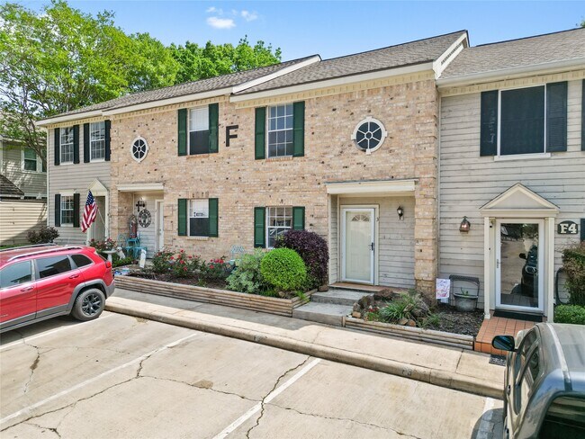 Building Photo - 2030 Plantation Dr