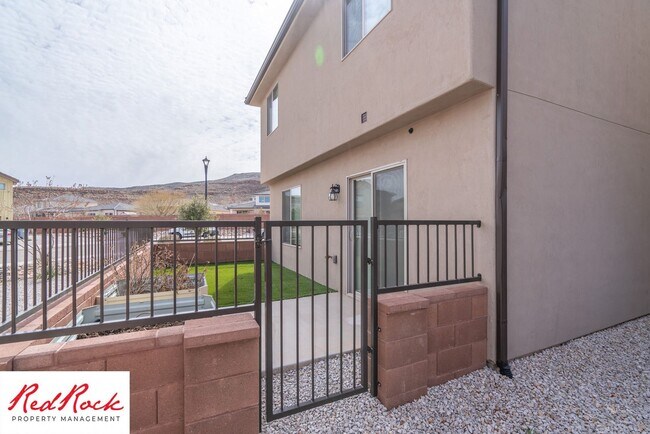 Building Photo - Adorable Stand Alone 4 Bedroom Corner Unit with Fully Fenced Backyard. Small Dogs Welcome.