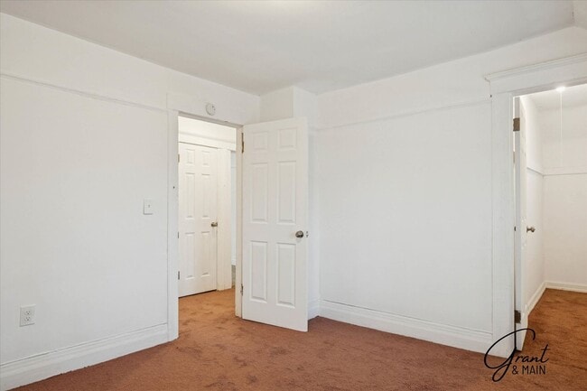 Building Photo - $1200 3 bedrooms